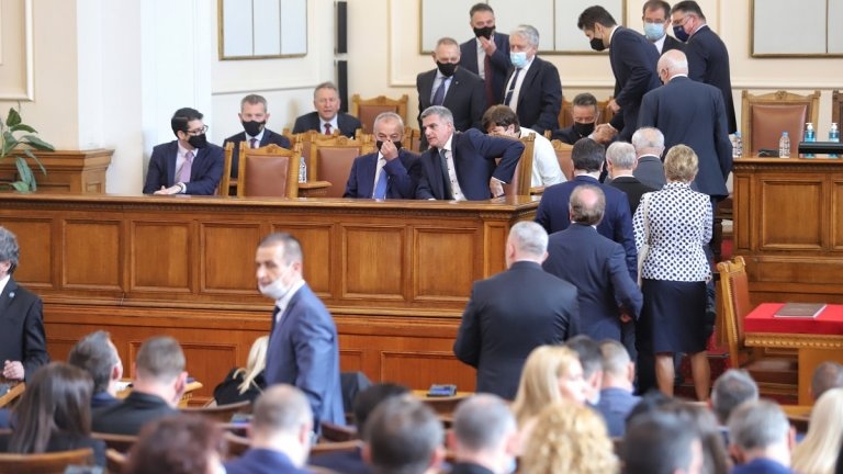 Премиерът Стефан Янев не изключи възможността министри от служебния кабинет
